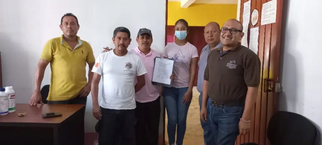 Hombres y joven beneficiados con el programa Fortaleciendo-Herramientas-Financieras-de-Asociaciones-Ganaderas-en-México